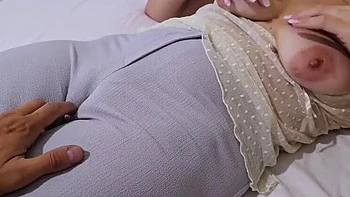 Esposa amateur se mete los dedos en la pussy con polla en la boca