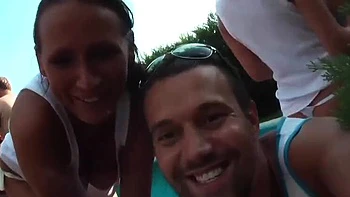 Orgie amateur en plein air, ados avalent la came