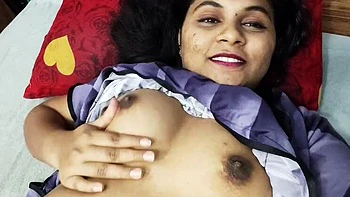 Madrastra india seduce a hijastro para lamer su coño y beber en casa
