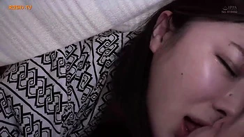 Busige Asiatin genießt heißes Bad