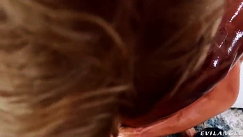 Ebony Brünette fickt großen Schwanz anal