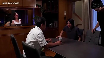 Milf asiática empalada y corrida por chico joven