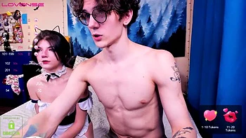 Sophie bläst geil - kleine Brüste Brünette