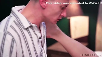 Блондинка с толстым членом едет наездницей и сосёт глубоко