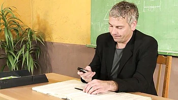 Secretaria sexy monta y hace garganta profunda con leche en boca