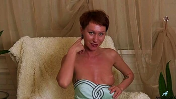 MILF pelirroja rasurada con culo firme en bragas