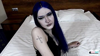 Malvina sorridente se masturba de meia-calça