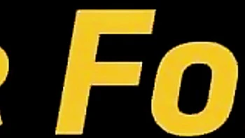 Garota amadora na capa curte mijo hardcore e chuveiros dourados