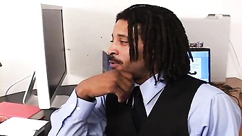 Morena tatuada recibe polla grande y facial en la cara