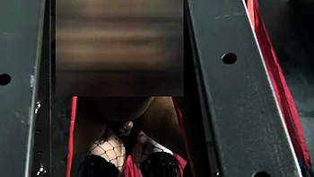 La Comtesse Nyx baise le cul d'une sale gosse noire