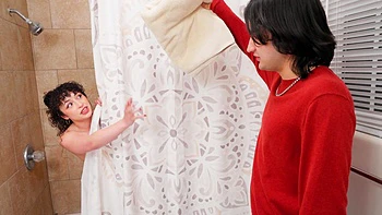 Elias Cash e Pixie Smalls transam na banheira quente