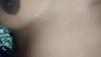 Bhabhi schlief, konnte aber meinem Desi-Fick nicht widerstehen