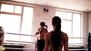 Combat de lutte femdom brune avec fetish pieds