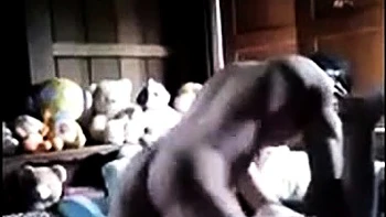 Индонезийская азиатка трахается сзади