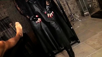 Chateau Cuir: milf morena fodida pela viúva negra fetiche