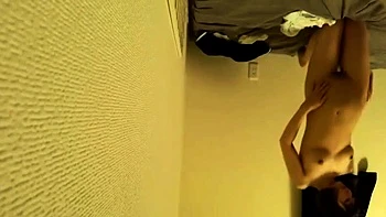 Japanerin lutscht Schwanz in Dessous POV