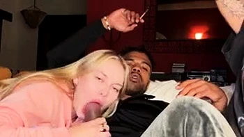 Rubia en tríos interracial con enormes pollas