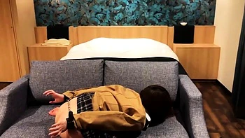 Asiatique se branle, doigtant chatte et découvre l’anus