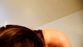 Pelirroja amateur masturbándose en webcam