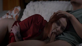 Madrastra duerme mientras hijastro le folla la boca y la polla