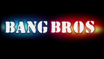 Brunette peituda correndo atrás de um facial