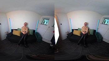 Loira alemã amadora goza forte em VR