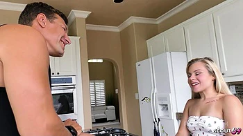 Winzige Stieftochter Skylar fickt zum ersten Mal allein