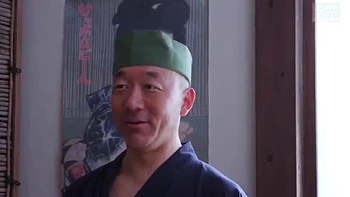 Cocu excité se fait baiser sauvagement