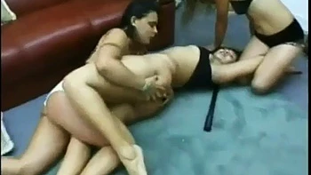 Грубая бразильская MILF с большим задом в лесбийском тройничке