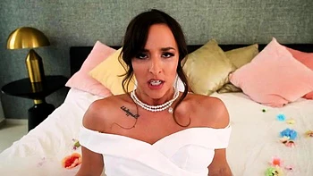 Amirah Adara s'invite au mariage et baise la brune aux petits seins