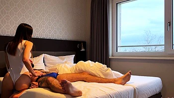 Sorpresa para novio: trío con muñeca sexual Monica