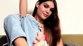 Kylie Haale en solo, tripote ses pieds en chaussettes