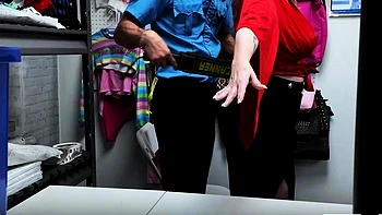 MILF loira de peitos grandes Danni Jones fodida após roubar