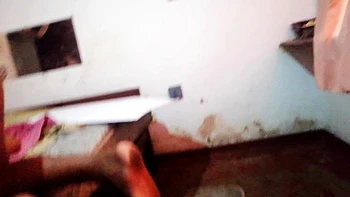 Femme indienne solitaire se branle et se fait baiser en règles