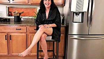 Beth Mckenna madura sozinha provocando os mamilos