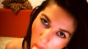 Ливанка брюнетка трахается с дилдо на вебкамеру