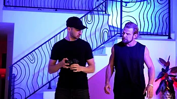 Похотливая Иви Айрленд в тройничке с большими членами