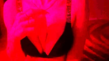 Rubia tatuada muestra sus habilidades chupando