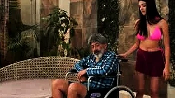 Soignante milf coquine suce en plein air