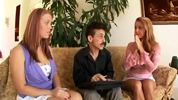 Haileey und Ruth blasen und reiten im interracial Dreier