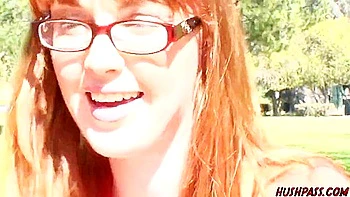 Junge Rothaarige Marie McCray wird doggystyle mit großem, venenreichem Schwanz gefickt