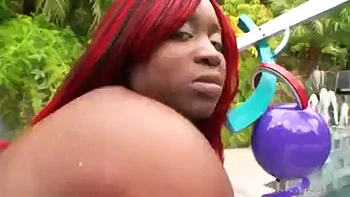 Mz Booty baise en levrette et cowgirl avec une branlette