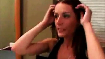 Brünette verführt schüchternes Mädchen zum ersten lesbischen Doggy und Lecken