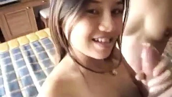 Três MILFs tailandesas fodem bundas grandes no doggy