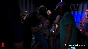 Пышногрудая Дана Вайксен жестко трахнута на публике в баре