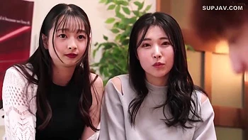 Asiatische Amateur Teens mit großen Titten im Dreier mit Creampie