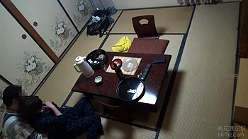 Рогоносец смотрит, как его девушку трахает