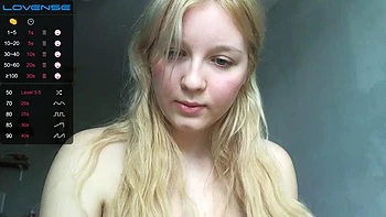 Blonde amateure fait monter le désir en live