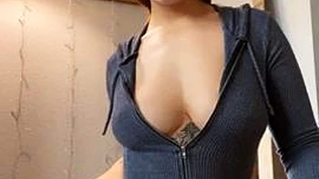 Любительница с камеры мастурбирует в одиночку