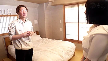 Belle Japonaise qui embrasse passionnément